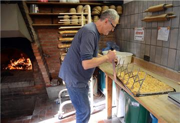 Hartmut Fricke vom Heimatverein Sellstedt hofft, dass er bald wieder Butterkuchen für die Besucher portionieren kann.