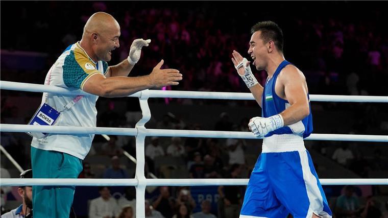 Britische Teammitarbeiter retten Coach bei Olympia das Leben Hasanboy Dusmatov (r) gewann in Paris Gold, sein Trainer Tulkin Kilichev kollabierte bei der anschließenden Feier.