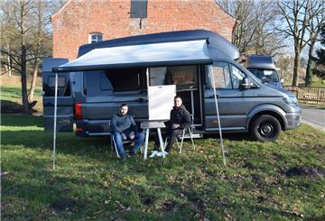 Hassan Harb (links) und Jaro Klose werben für ihre neue Geschäftsidee – sie vermieten in Zeven Wohnmobile.
