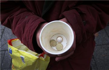 Hast Du mal einen Euro? Bettler gibt es nicht mehr nur in den Innenstädten, sie ziehen inzwischen auch auf dem Land von Tür zu Tür.