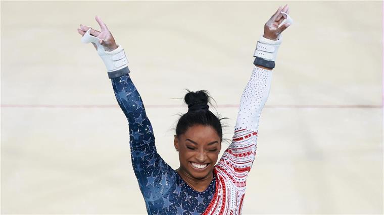 Team-Gold: Turnstar Biles begeistert bei fünftem Olympiasieg Hat allen Grund zum Jubeln: Simone Biles.