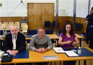 Hat Drogen ins Cuxland gebracht: Der Angeklagte (verpixelt) sein Verteidiger Robert Koop (links) und die Übersetzerin Barbara Arndt (rechts).