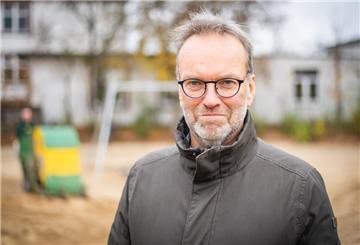 Hat gekündigt: Thomas Reinicke,
technischer Leiter Gartenbauamt der Stadt Bremerhaven, hier auf dem Kinderspielplatz an der Otto-Oellerich-Straße