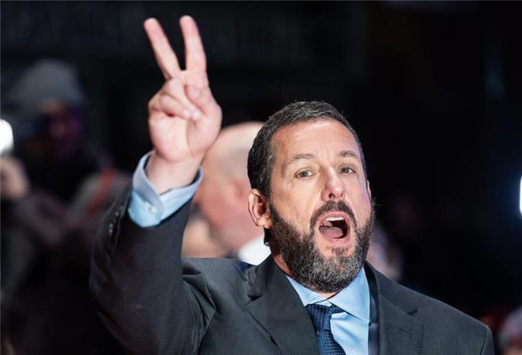Sandlers zweiter Happy-Film: 90er-Humor glückt auch 2025 Hat gut lachen und Grund für eine Siegerpose: Adam Sandler ist mit „Happy Gilmore 2“ ein erfolgreiches Sequel gelungen. (Archivbild)