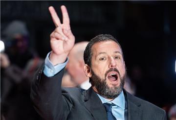 Hat gut lachen und Grund für eine Siegerpose: Adam Sandler ist mit „Happy Gilmore 2“ ein erfolgreiches Sequel gelungen. (Archivbild)