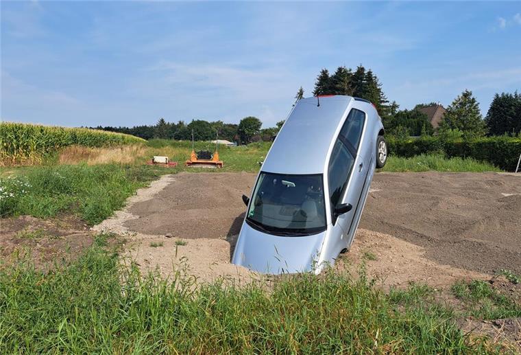 Richtig geschaut! Hier steckt ein Auto im Feld: Das ist der Grund Hat hier jemand schlecht geparkt? In einem Feld bei Bramstedt steckt ein Auto im Boden.
