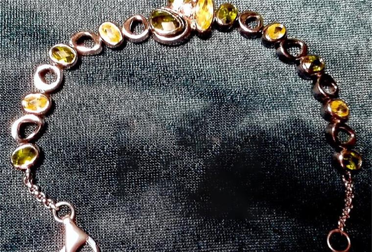 Einbrecher haben es auf Schmuck abgesehen Hat jemand diese Kette gesehen?