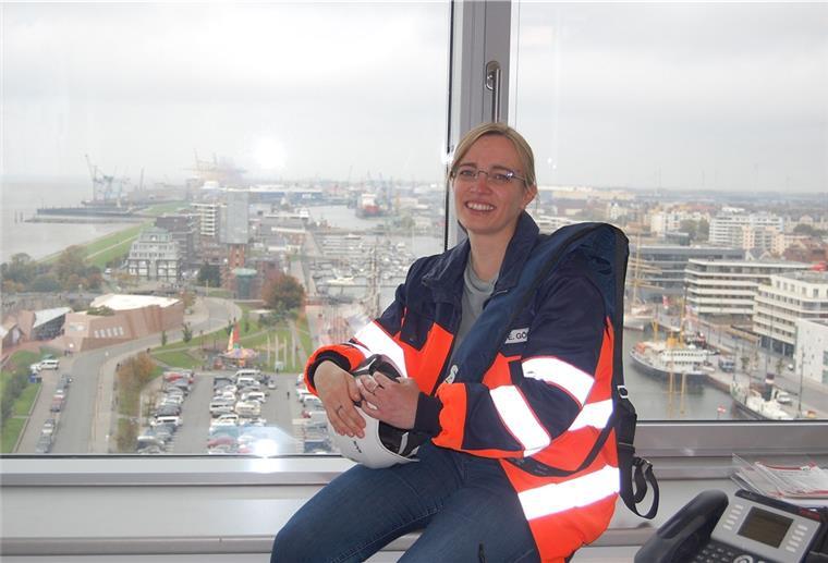 Bei Wind und Wetter im Einsatz Hat stets die Übersicht und ein Auge auf bautechnische Projekte im Hafengebiet der Seestadt: Ingenieurin Eva Göricke.