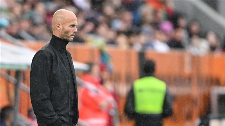 Hat vorerst Rückendeckung in Wolfsburg: VfL-Cheftrainer Paul Simonis. (Archivbild)