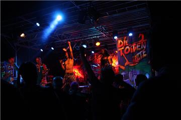 Hatte das Publikum voll im Griff: Falko von "Die Toten Ärzte".