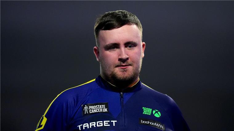 Darts-Stars Littler und van Gerwen nur mit Mühe weiter Hatte gegen Joyce mächtig Probleme: Luke Littler.