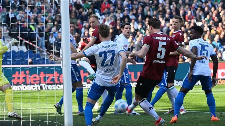 Kein Sieger im Verfolgerduell: Hannover und Magdeburg torlos Hatte Hannovers frühe Führung auf dem Fuß: Phil Neumann (Mitte/Rückennummer 5)