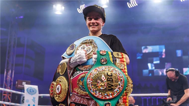 Vierter WM-Gürtel: Rupprecht unumstrittene Box-Königin Hatte nach ihrem gewonnenen Titel-Vereinigungskampf schwer zu tragen: Tina Rupprecht