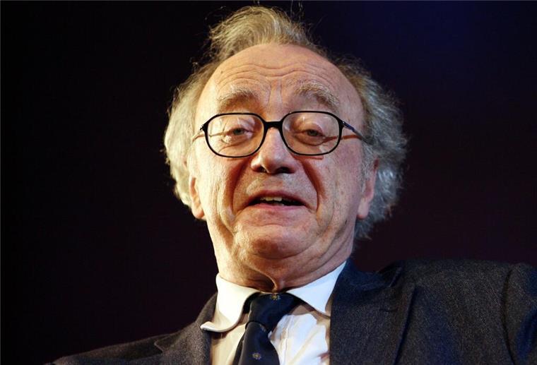 Pianist Alfred Brendel mit 94 gestorben Hatte viel Sinn für Humor: der Pianist Alfred Brendel - hier im Jahr 2008 in Baden-Baden.