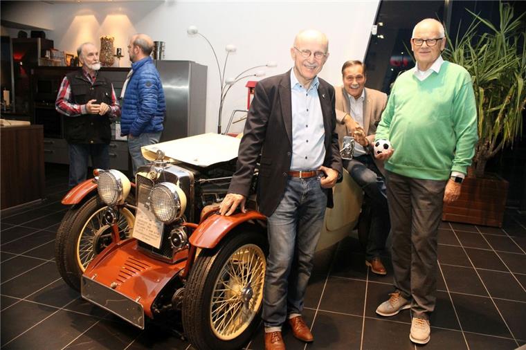 Zeven: Willi Lemke plaudert über Werder und die Politik Hatte viel zu erzählen: Willi Lemke (links) im Gespräch mit Jürgen Kubenk (Mitte) und Ferdinand Rogge von Pro Zeven vor einem MG-Oldtimer.