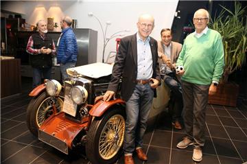 Hatte viel zu erzählen: Willi Lemke (links) im Gespräch mit Jürgen Kubenk (Mitte) und Ferdinand Rogge von Pro Zeven vor einem MG-Oldtimer.