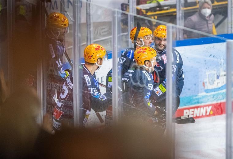 Pinguins wildern im Adlerhorst Hatten am Freitagabend allen Grund zum Jubeln: Die Fischtown Pinguins setzten sich mit 2:0 in Mannheim durch.