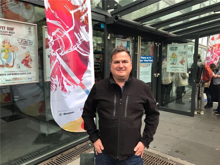 Geschäftsführer Hasselbring richtet sein Büro bei der WM ein Hauke Hasselbring ist voll drin im WM-Tagesgeschäft.