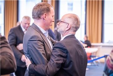 Hauke Hilz gratuliert Bernd Schomaker: Der wurde 2020 als Baustadtrat gewählt und musste sich zuvor auf eine Ausschreibung bewerben. Dabei hatte die FDP im Koalitionsvertrag bereits ausgehandelt, dass sie den Posten besetzen darf. Nach einer Magistratsreform würde dieses in die Kritik geratenden Prozedere entfallen.