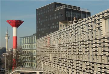 Haupthaus: Der Gebäudekomplex des AWI Campus vom Schleusenhaus fotografiert.