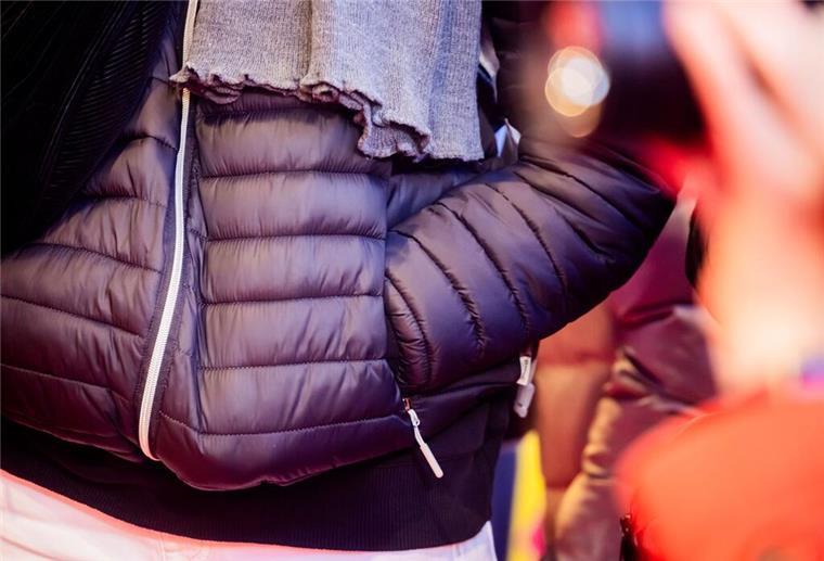 Pufferjacken - die SUVs unter den Textilien - polarisieren Hauptsache dick und gemütlich: Daunenjacken (mit Enten- oder Gänsedaunen) oder eben Puffer Jackets (meist mit synthetischen Isolationsmaterialien) sind sehr angesagt.