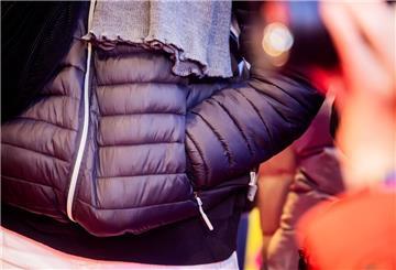 Hauptsache dick und gemütlich: Daunenjacken (mit Enten- oder Gänsedaunen) oder eben Puffer Jackets (meist mit synthetischen Isolationsmaterialien) sind sehr angesagt. 