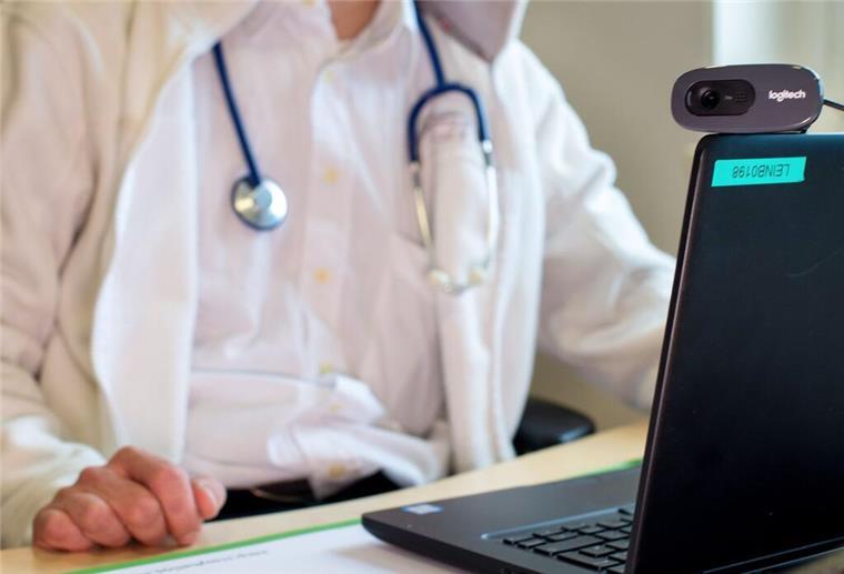  Ein Hausarzt sitzt während einer Videosprechstunde in seiner Praxis vor einem Laptop. Hausärzte in Deutschland sollen zum zentralen Ansprechpartner werden. Das kommt mit einer neuen Pflicht für alle Patienten – und Ausnahmen.