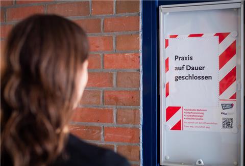 In einer Bremerhavener Arztpraxis hängt ein Schild mit der Warnung, dass 2024 das Angebot reduziert werden muss. 