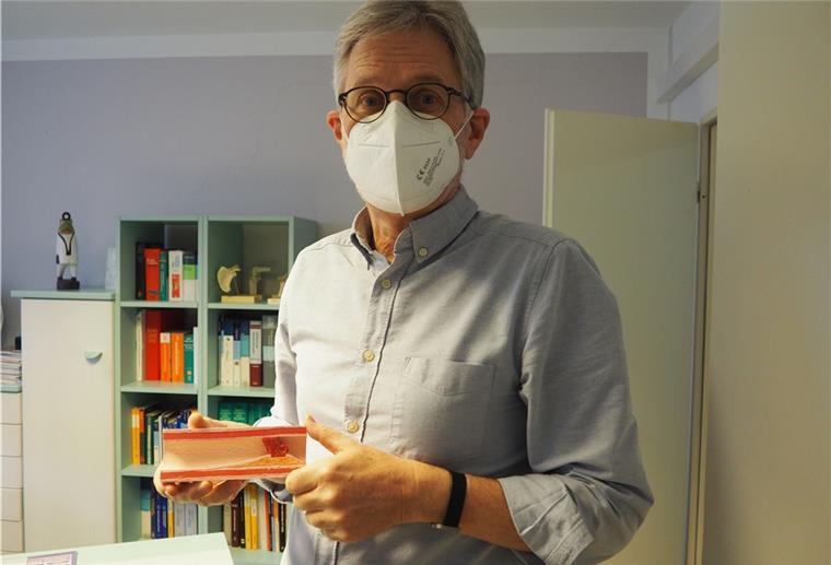 Wie ihr den Herzinfarkt vermeiden könnt Hausarzt Gerald Zinn aus Nordenham zeigt das Modell einer Plaquebildung in der Arterie.