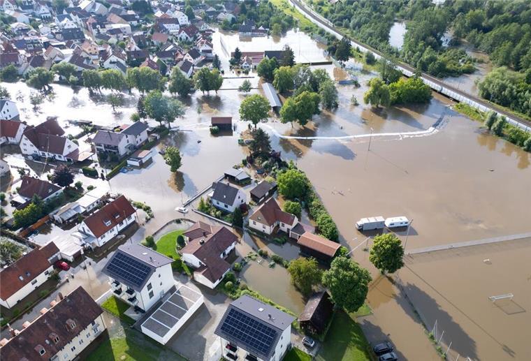 Durchgesickert: Regierung plant neue Pflicht – Diese Versicherung brauchen bald alle Teile von Reichertshofen sind vom Wasser überflutet. Hausbesitzer in Deutschland sollen bald zu einer neuer Versicherung vor Elementarschäden verpflichtet werden. Was das für Betroffene bedeutet.