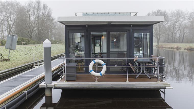Ferienhaus auf dem Wasser: Einblicke in ein Hausboot am Kanal Hausboot am Steg