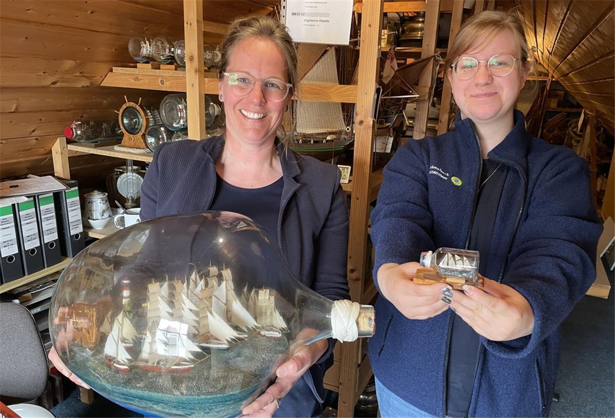 Wissenswertes über das Nationalparkhaus in Fedderwardersiel Hausleiterin Friederike Ehn (links) und FÖJlerin Zoë Spiekermann präsentierten eines der kleinsten und eines der größten Buddelschiffe aus der Sammlung.