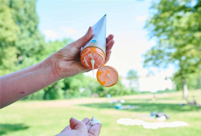 Sonnenschutz im Sommer: So wählt ihr die richtige Creme Eine Mutter cremt ihr Kind mit Sonnenschutz ein.