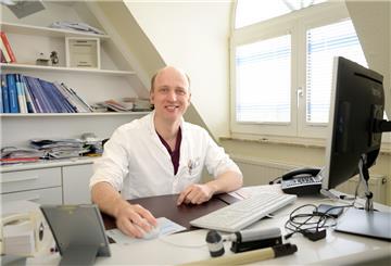 Hautarzt Dr. Volker Meyer will in seiner Praxis in der Lindenallee einen Assistenzarzt oder eine Assistenzärztin einstellen.