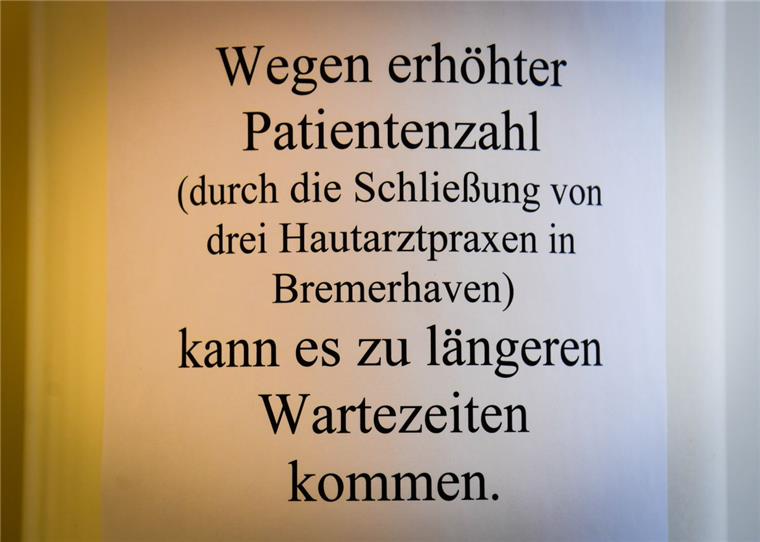 Fehlende Hautärzte in Bremerhaven: Mit Nachfolger im Gespräch Hautarzt-Praxen in Bremerhaven sind überlaufen. Schilder weisen auf den Engpass hin.