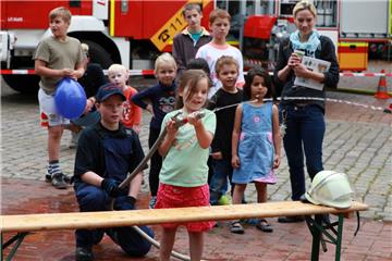 Hayden-Talina (6) übt bei der Feuerwehr.