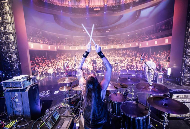 „Mein Schiff 3“-Tour in Rekordzeit ausverkauft! Das steckt hinter der Full-Metal-Reise Ein Schlagzeuger vor einem riesigen Publikum in Inneren der Mein Schiff 3 bei der Full Metal Cruise.