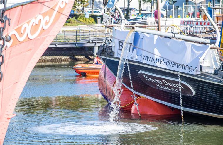 Bergung der "Seute Deern" in Bremerhaven hat begonnen Hebung des Museumsschiffs "Seute Deern" am Samstagnachmittag.