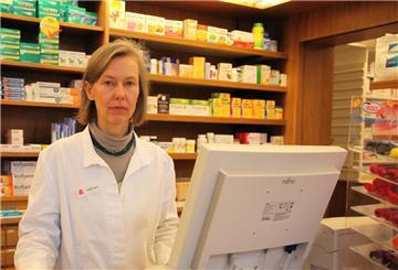 Frau in Apotheke
