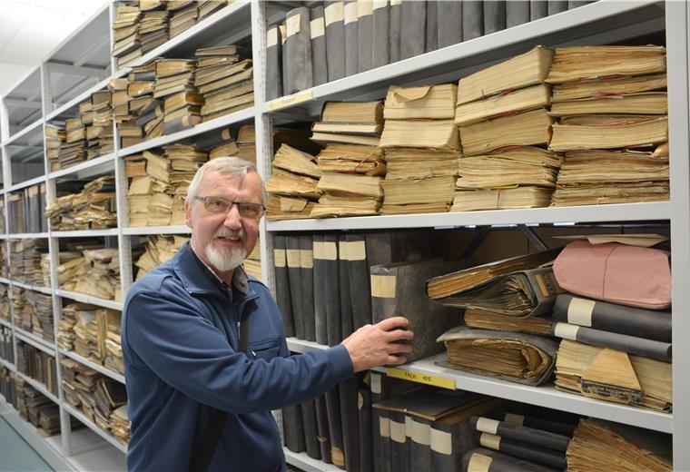 Piraten-Bruderkuss hat es wohl nie gegeben Heddo Peters im Archiv des Rüstringer Heimatbundes. Hier begab er sich auf die Spuren der Seeräuber.