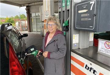 Hedwig Moewes aus FAH ist zwar nicht extra wegen des günstigen Preises zur BFT-Tankstelle gefahren, aber seit Langem hat sie ihren Tank mal wieder voll gemacht.