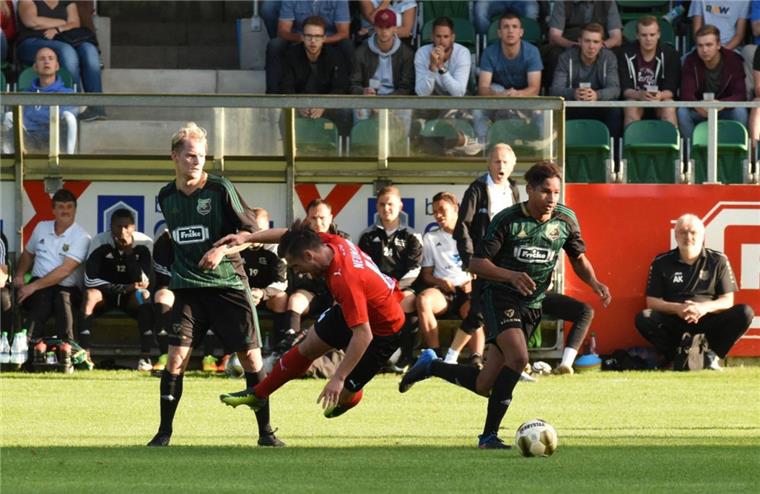 Ex-Torwart beendet Heeslinger Pokalträume Heeslingens Kevin Rehling (links) traf im Spiel per Strafstoß zum 1:1 und war auch im Elfmeterschießen erfolgreich, doch am Ende reichte es nicht zum Sieg über Drochtersen/Assel.