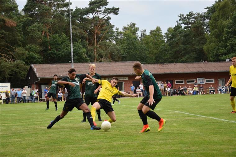 Gewitter wartet bei Heeslingens Pokalsieg bis zum Abpfiff Heeslingens Verteidiger Gustav Balzer (links) und Kevin Rehling (rechts) reisen trotz personeller Engpässe optimistisch nach Hannover.