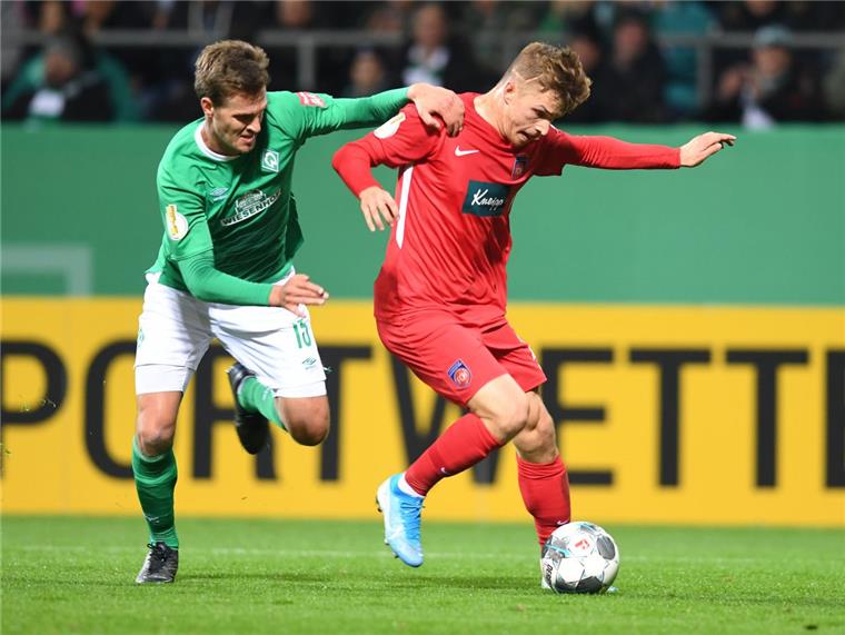 Nach Fan-Vorfällen im DFB-Pokal: Werder kündigt Aufarbeitung an Heidenheims David Otto (rechts) versucht sich gegen Werders Sebastian Langkamp durchzusetzen.