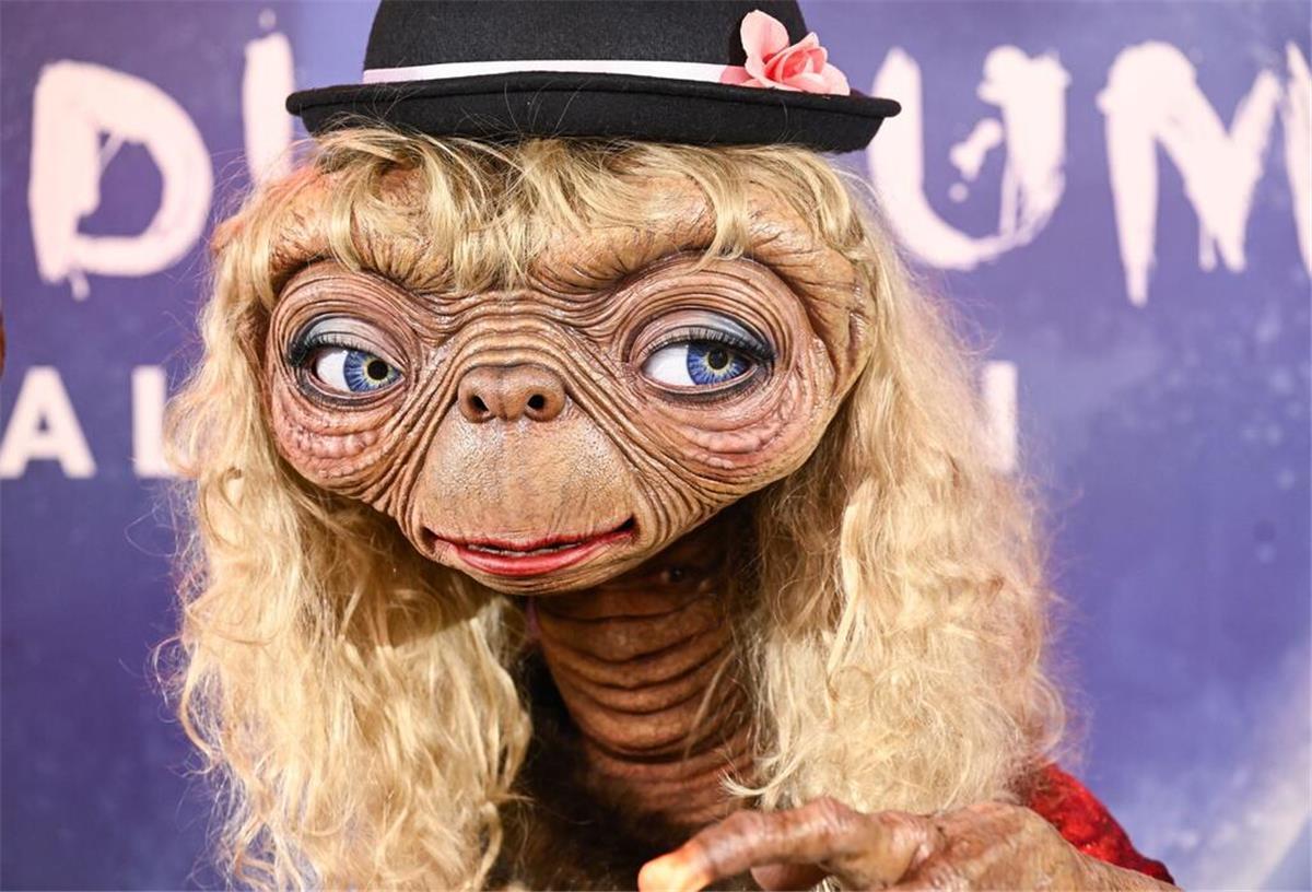 Glühender Finger und Kulleraugen: Heidi Klum ist E.T. Heidi Klum als E.T. - ihr Kopf ist der Hals.