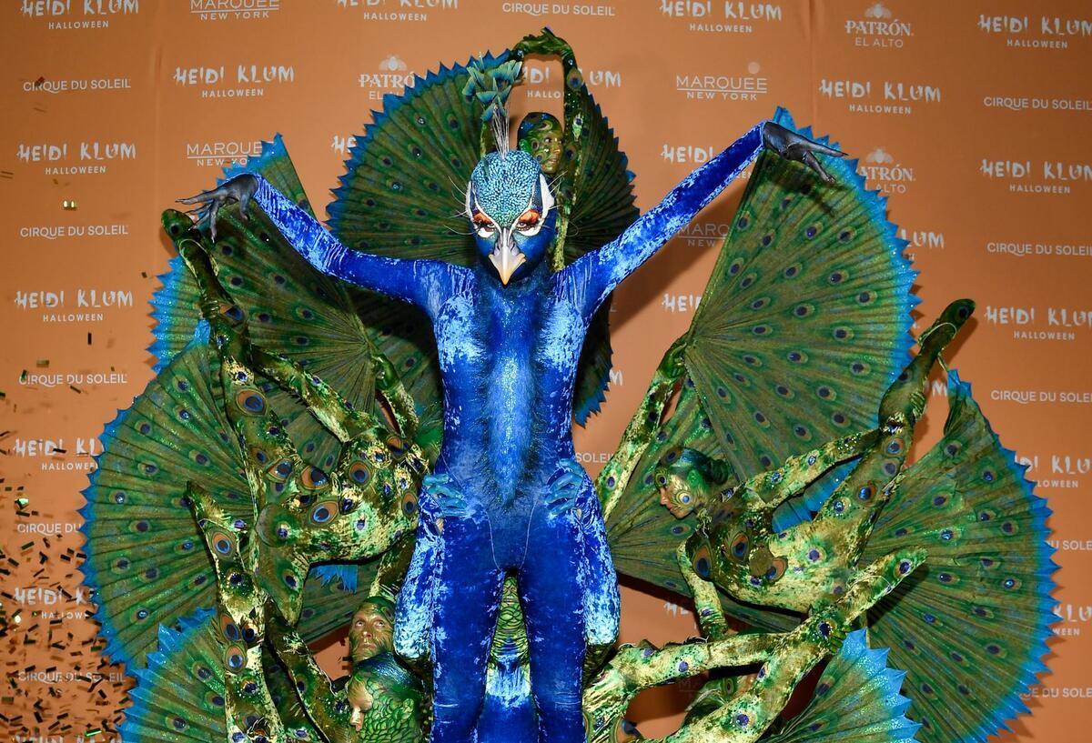 Heidi Klum kündigt für Halloween etwas „sehr hässliches“ an Heidi Klum ist in ihrem Halloween-Kostüm oft nicht zu erkennen - 2023 war sie ein Pfau. (Archivbild)