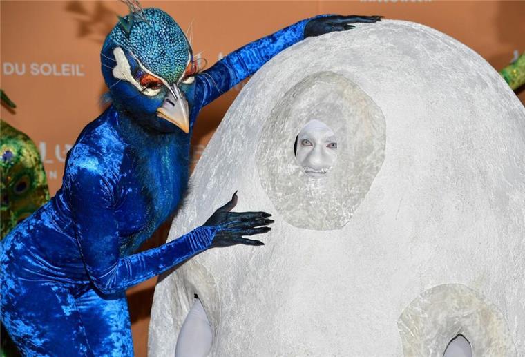 Heidi Klum (l) als Pfau und ihr Ehemann Tom Kaulitz (als Ei) feiern Halloween in New York.