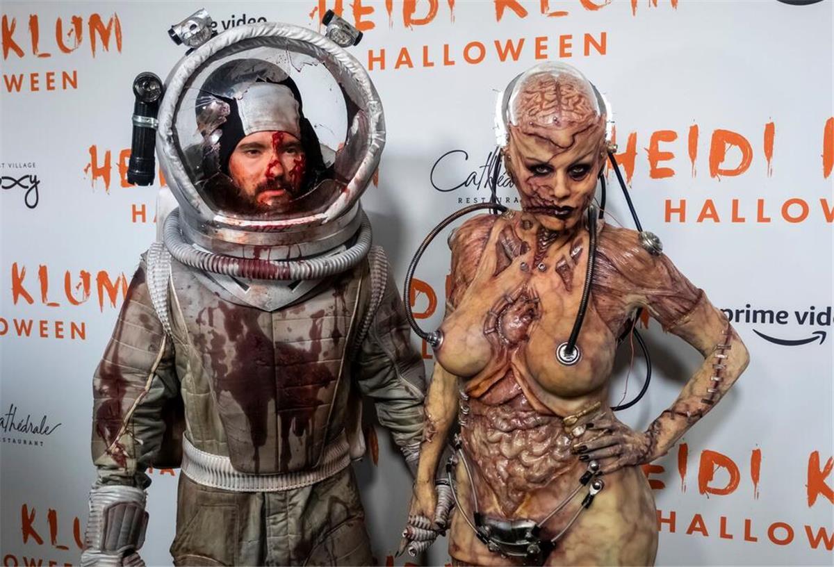 Glühender Finger und Kulleraugen: Heidi Klum ist E.T. Heidi Klum (rechts) und ihr Mann Tom Kaulitz im Halloween-Kostüm 2019. (Archivbild)