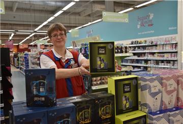 Heidi Pülsch arbeitet in der Drogerieabteilung eines Einkaufsmarktes in Spaden und sorgt so für das Wohlbefinden ihrer Mitmenschen.