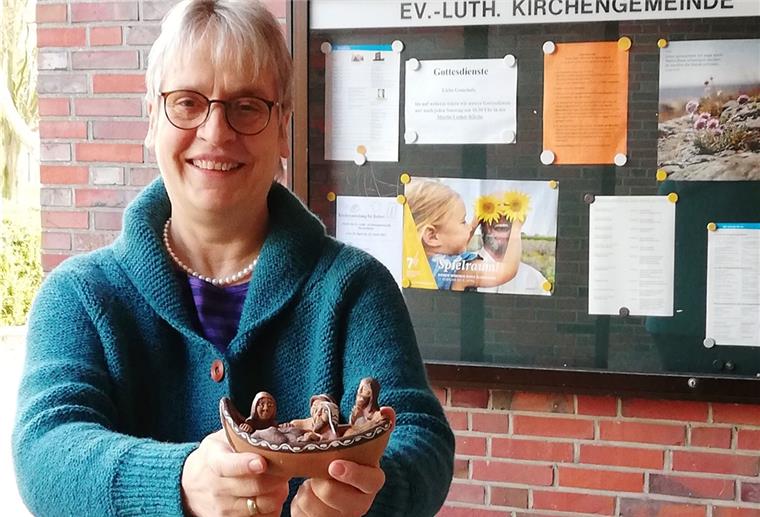 Nordenham: Pastorin pausiert in der Gemeinde Heike Boelmann-Derra mit einem Boot aus Ton, das sie einmal geschenkt bekommen hat. Für sie ein Sinnbild, wie Kirchearbeit sein soll.